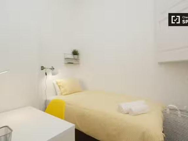 Barato Se alquila habitación en el apartamento de 9 dormitorio.