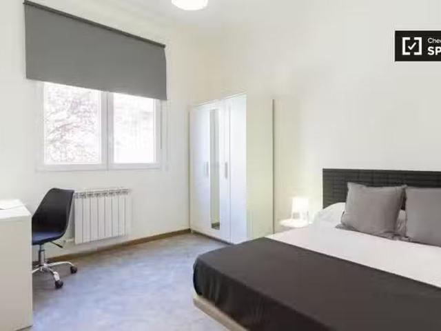 ¡Recién llegado! Se alquila habitación en elegante apartamento.