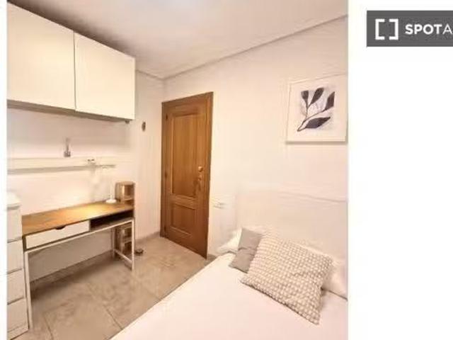 Acogedor Se alquila habitación en L'Amistat, Valencia