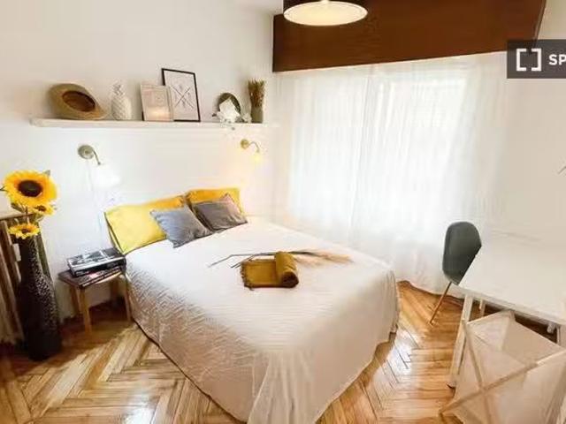 Acogedor Se alquila habitación en piso 7 dormitorios en Tetuán.