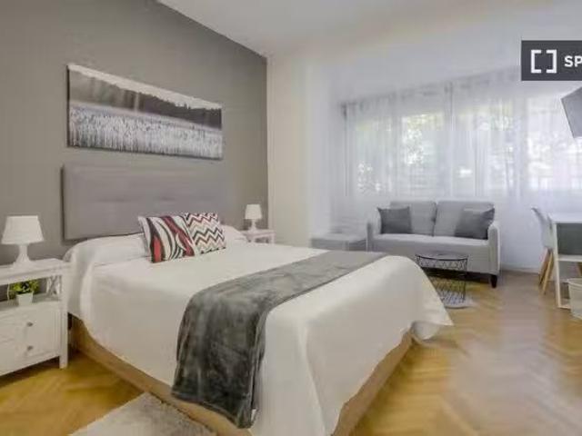 Barato Se alquila habitación en piso compartido de 8 habitacio.
