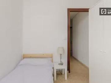 ¡En alquiler! Se alquila habitación en piso de 3 habitaciones.