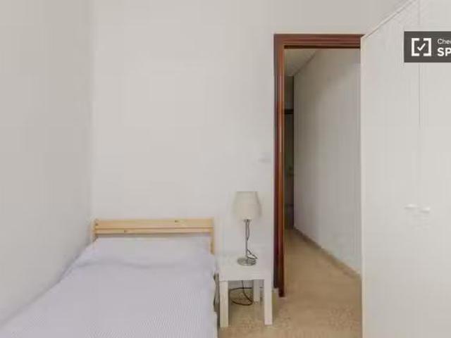 ¡Renta! Se alquila habitación en piso de 3 habitaciones en Ben.