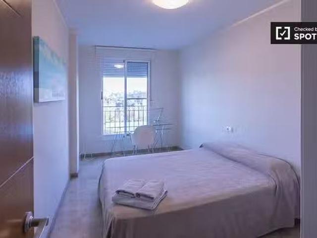 Acogedor Se alquila habitación en piso de 2 dormitorios en Sot.