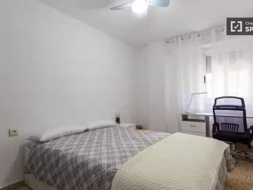 ¡Recién llegado! Se alquila habitación en piso de 4 dormitorio.