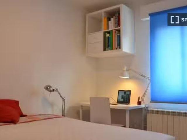 ¡Oferta! Se alquila habitación en piso de 4 habitaciones en Op.