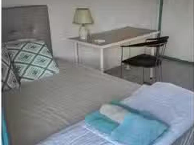 Encantador Se alquila habitación en piso de 5 dormitorios en V.