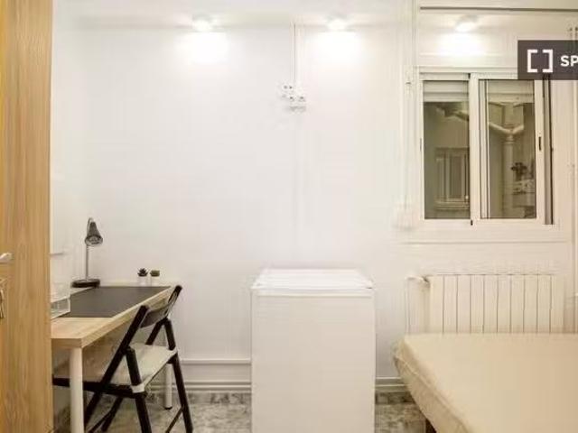 Nuevo Se alquila habitación en piso de 5 habitaciones en Badal.