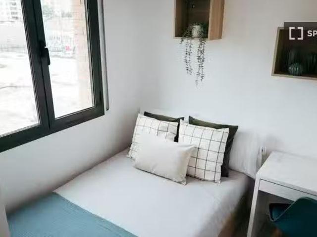 ¡En alquiler! Se alquila habitación en piso de 5 habitaciones.