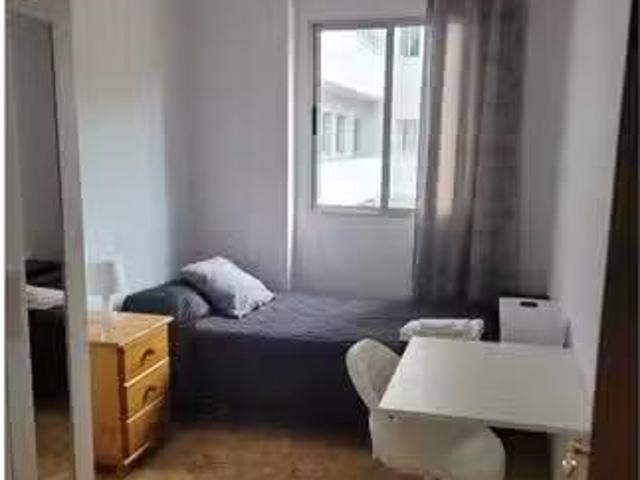 ¡Renta! Se alquila habitación en piso de 5 habitaciones en Las.