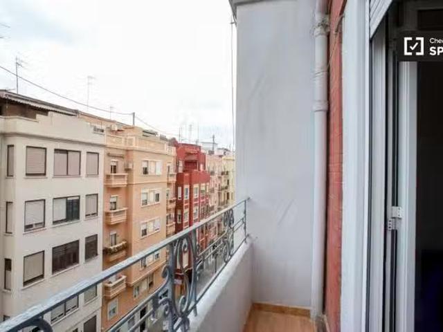¡Oferta! Se alquila habitación en piso de 5 habitaciones en qu.