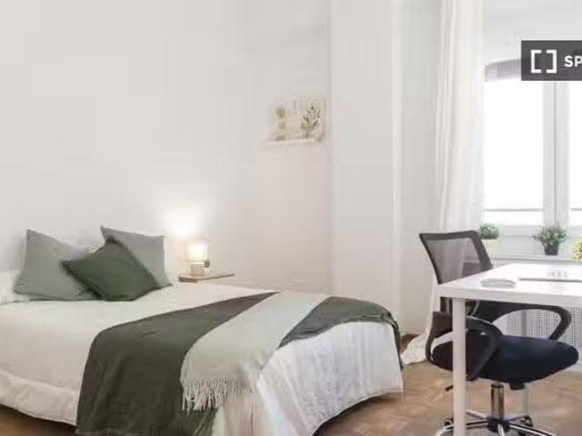 Nuevo Se alquila habitación en piso de 6 habitaciones en Malas.