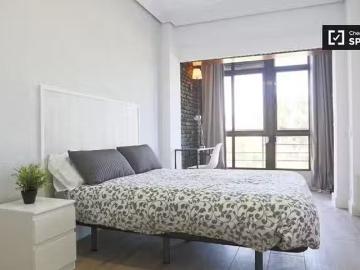 Barato Se alquila habitación en piso de 8 dormitorios en Pirám.