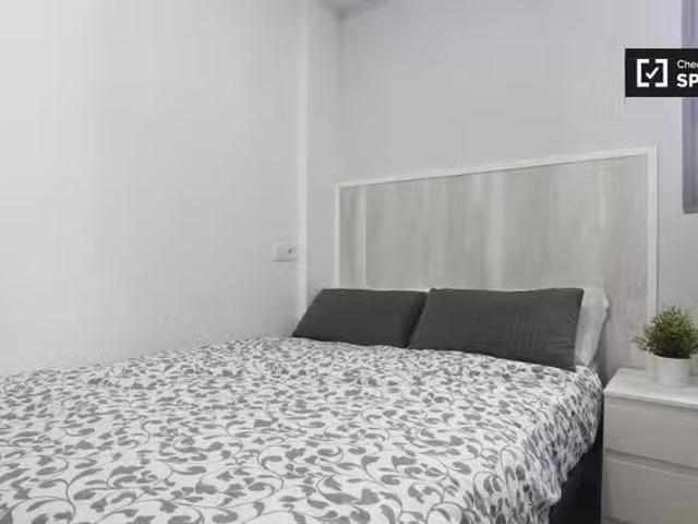 Barato Se alquila habitación en piso de 8 dormitorios en Pirám.