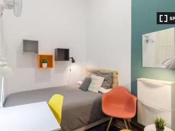 ¡Oferta! Se alquila habitación en piso de 9 habitaciones en Gr.