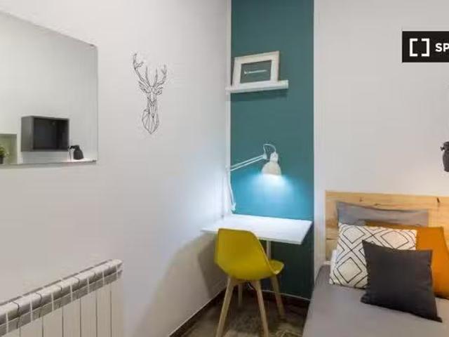 ¡Oferta! Se alquila habitación en piso de 9 habitaciones en Gr.