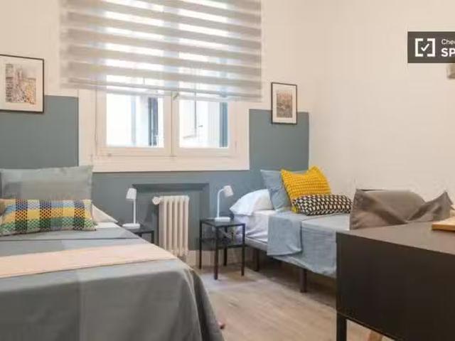 Nuevo Se alquila habitación en piso de 9 habitaciones en Gran.