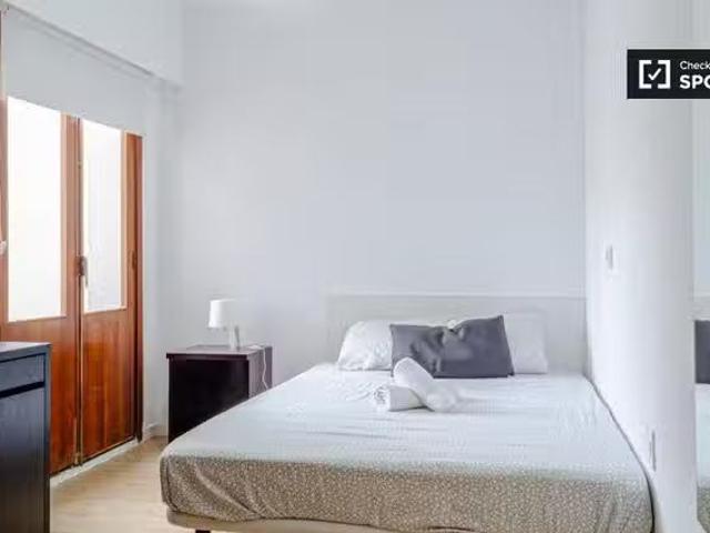 ¡En alquiler! Se alquila habitación luminosa en apartamento de.