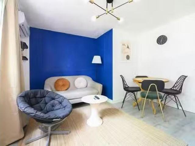 Único Piso de 1 habitación en Calle de Santa Genoveva, Ciudad.