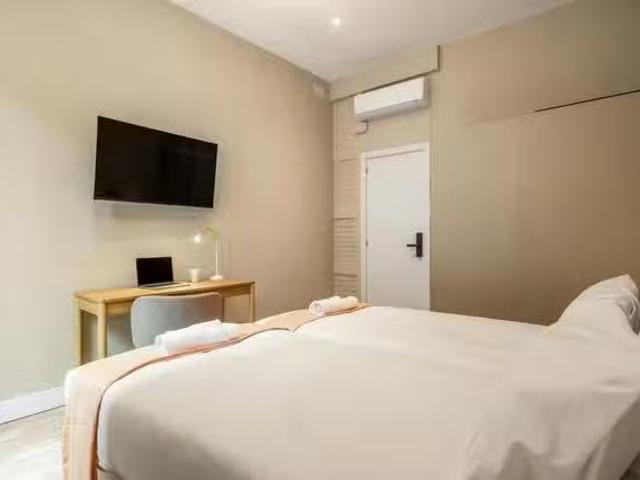 ¡Renta! Piso de 1 habitación en Ronda de Sant Antoni, Ciutat V.
