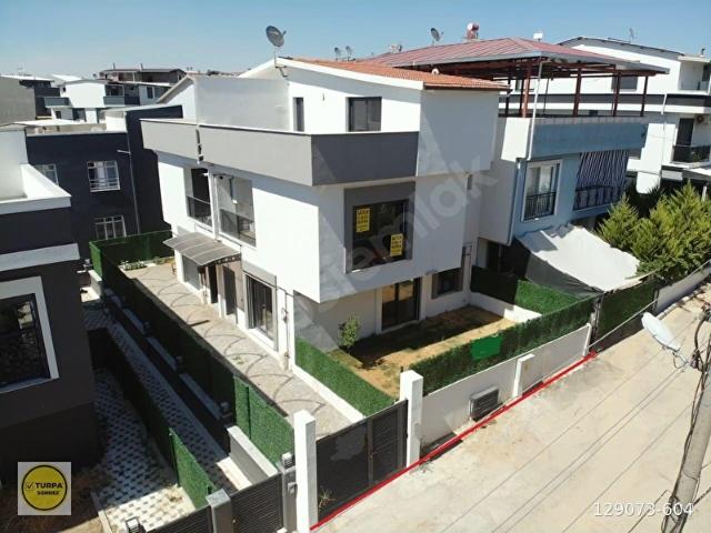 Barbaros Mahallesinde  3+1 geniş, bahçeli Satılık tribleks villa