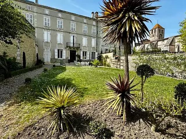 Barbezieux Saint Hilaire 16300 Achat / Vente maison 12 pièces t12 jardin terrasse