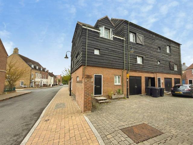 Barbrook Road, Swindon SN1 4 bed semi detached house to rent £1,800 pcm £415 pw