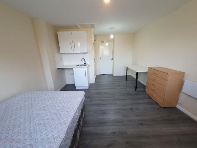 Barchester Close, Uxbridge UB8, Studio to rent, £1,000 pcm | PrimeLocation