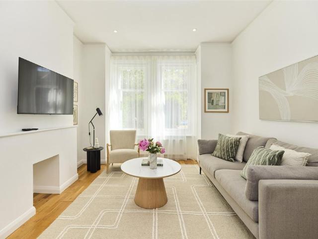 Barcombe Avenue, London, SW2 1 bed flat to rent £2,700 pcm £623 pw