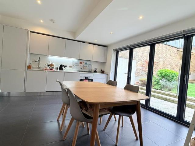 Barclay Oval, Woodford Green, IG8 3 bed house to rent £2,800 pcm £646 pw