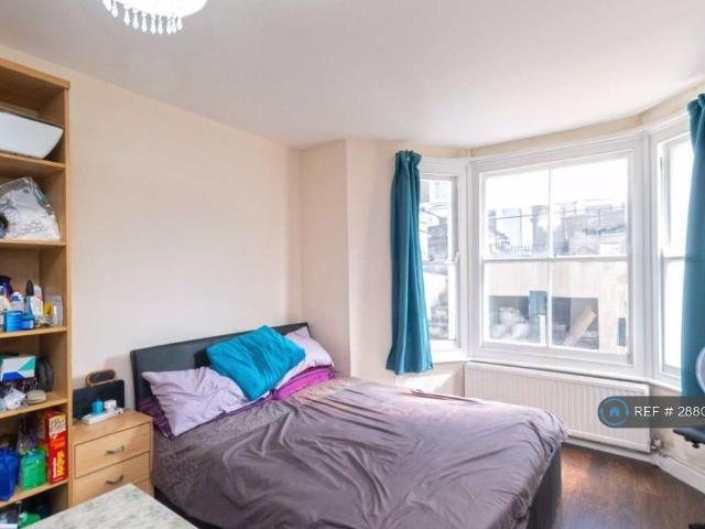 Barclay Road, London, SW6 3 bed flat to rent £3,100 pcm £715 pw