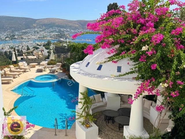 Bardakçı'da Kale Ve Yeni Liman Manzaralı Satılık Modern Villa
