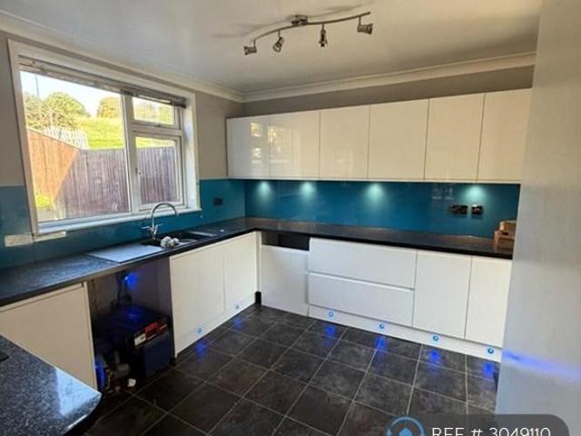 Barden Road, Wakefield, WF1 3 bed semi detached house to rent £1,250 pcm £288 pw
