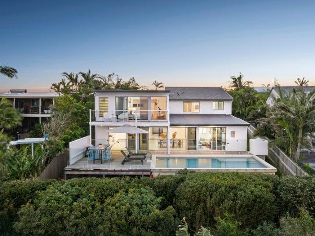 Barefoot Beach Belle: Breathtaking 180 degree Views  Moments to Squeaky White Sand & Coral Sea