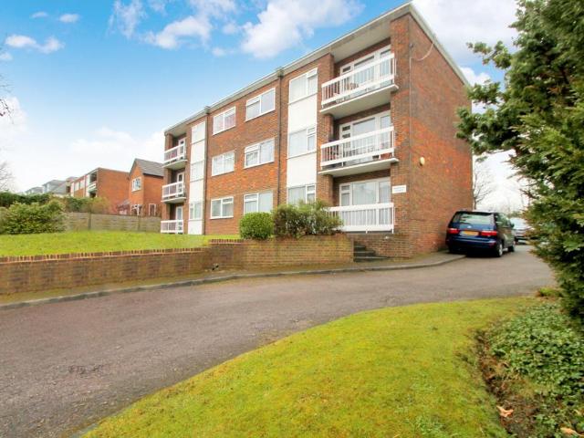 Barfield Court, Ladbroke Road. 2 bed flat to rent £1,600 pcm £369 pw