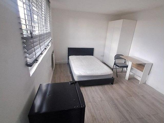 Barfields, Loughton IG10, Studio to rent, £1,050 pcm | PrimeLocation