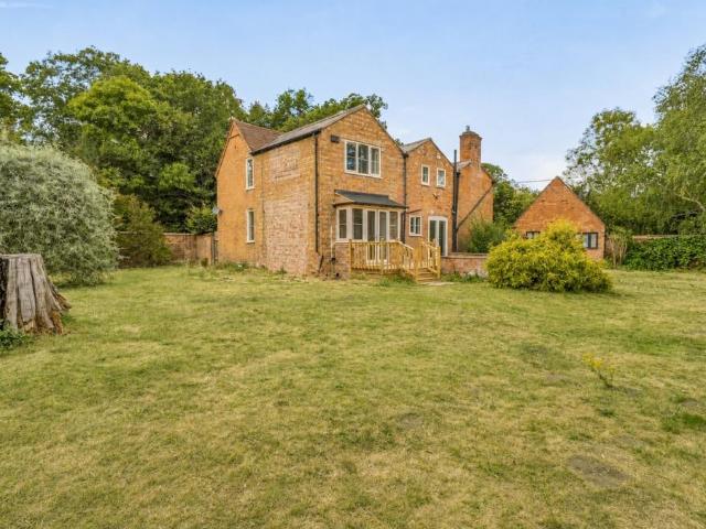 Barford Road, Sherbourne, CV35 4 bed cottage to rent £2,250 pcm £519 pw