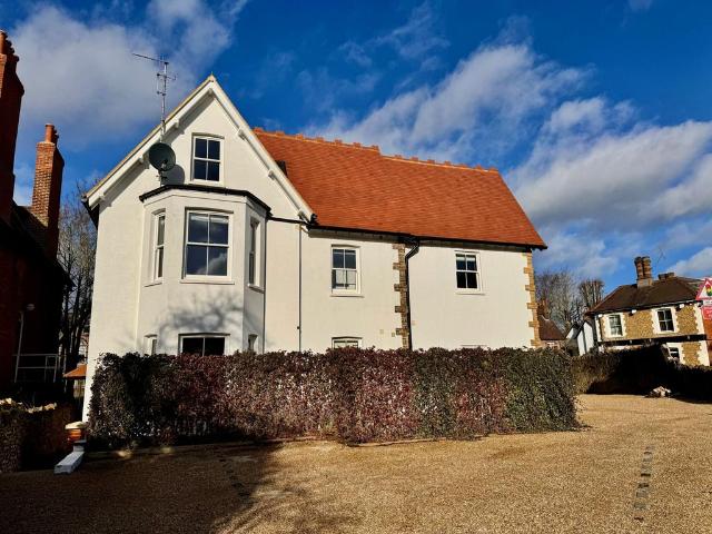 Bargate House, Epsom Road, Guildford. 3 bed flat to rent £3,300 pcm £762 pw