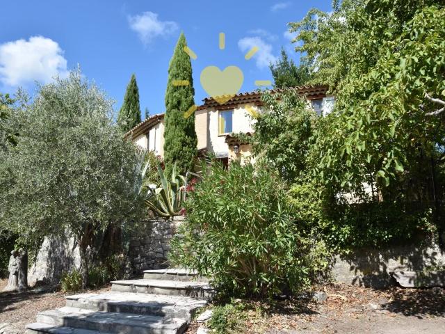BARGEMON: Belle villa à pied du village avec piscine
