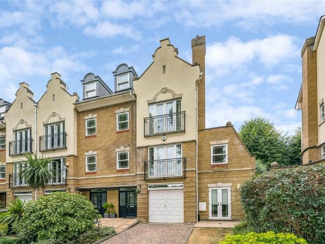 Barker Close, Kew, Surrey, TW9 4 bed end of terrace house to rent £6,250 pcm £1,442 pw