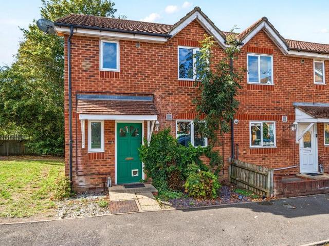 Barker Close, New Malden, KT3 3 bed end of terrace house to rent £2,400 pcm £554 pw