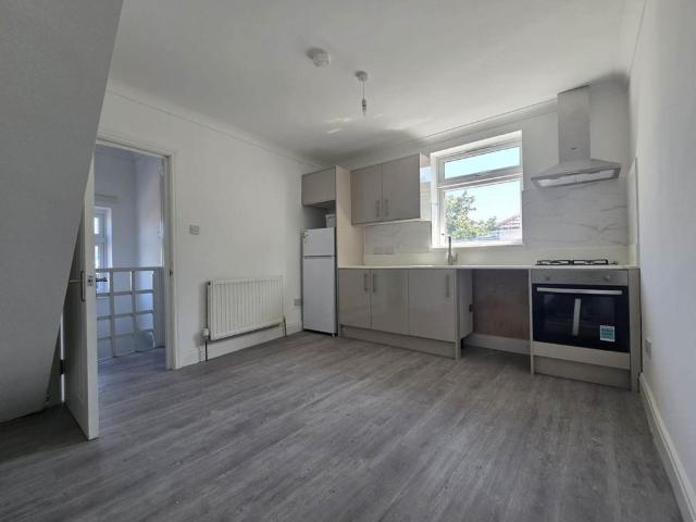 Barking Road, East Ham, E6 2SA 2 bed flat to rent £1,800 pcm £415 pw