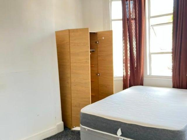 Barking Road, London E6 1 bed in a house share to rent £750 pcm £173 pw