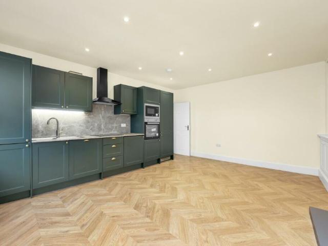 Barking Road, London E13 4 bed apartment to rent £2,600 pcm £600 pw