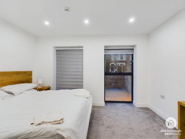 Barking Road, London, E13 3 bed apartment to rent £3,000 pcm £692 pw
