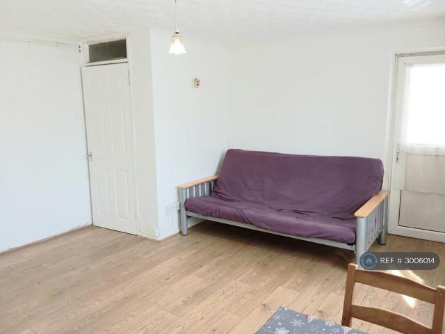 Barking Road, London, E13 3 bed flat to rent £2,000 pcm £462 pw