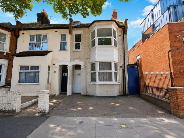 Barking Road, London E13, 3 bed flat to rent, £2,100 pcm | PrimeLocation