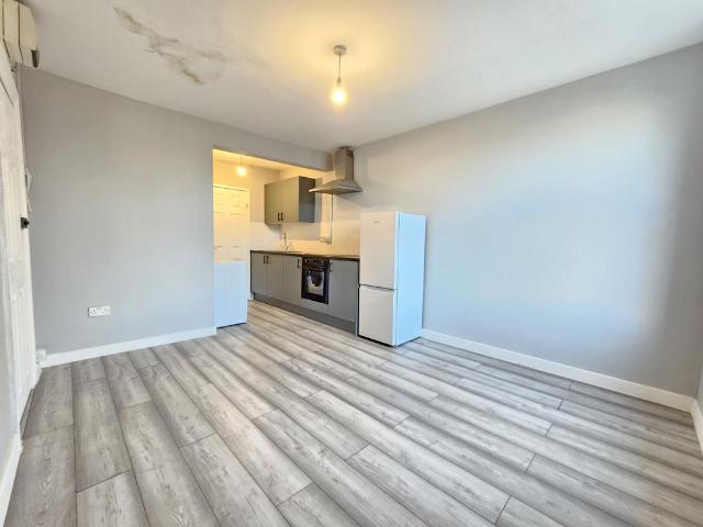 Barking Road, London E13 Studio to rent £1,000 pcm £231 pw