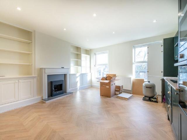 Barking Road, Plaistow, London, E13 4 bed flat to rent £2,750 pcm £635 pw