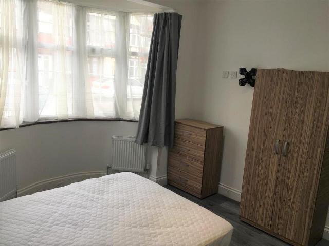 Barkingside, Essex, IG6 Studio to rent £1,050 pcm £242 pw